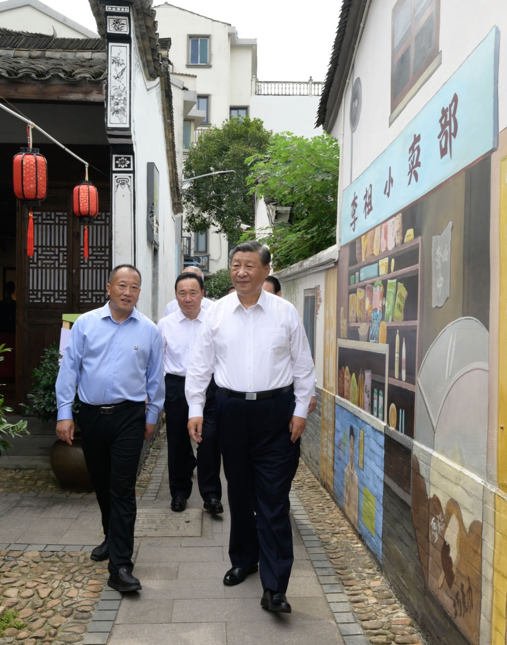 20日上午，習(xí)近平在金華市義烏市后宅街道李祖村考察。