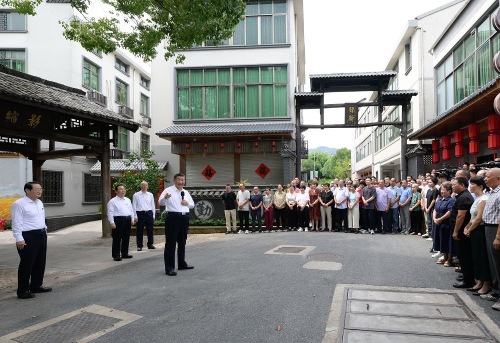 20日上午，習(xí)近平在金華市義烏市后宅街道李祖村考察時(shí)，同群眾親切交流。