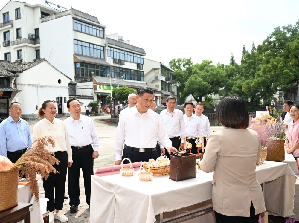 20日上午，習(xí)近平在金華市義烏市后宅街道李祖村考察。