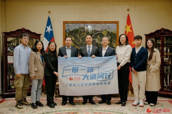 牛清報大使（中）與人民網(wǎng)、人民日報社記者合影。 人民網(wǎng)記者 張若涵攝