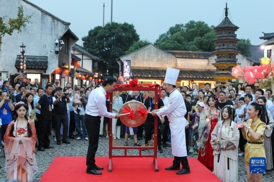 9月27日拍攝的2023年南翔國(guó)潮大會(huì)暨第十七屆上海南翔小籠文化展開(kāi)幕儀式現(xiàn)場(chǎng)。