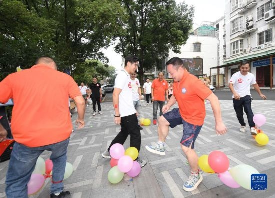 9月28日，在柯橋柯亭社區(qū)，各民族居民參加趣味運動會。