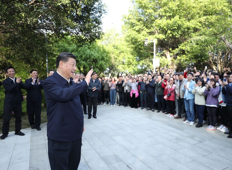 2021年3月24日，習(xí)近平在福建省福州市福山郊野公園考察時，向市民們招手致意。