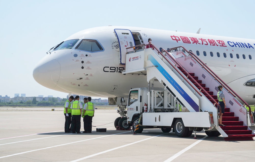 在上海虹橋國際機(jī)場停機(jī)坪拍攝的C919飛機(jī)（5月28日攝）。新華社記者 丁汀 攝