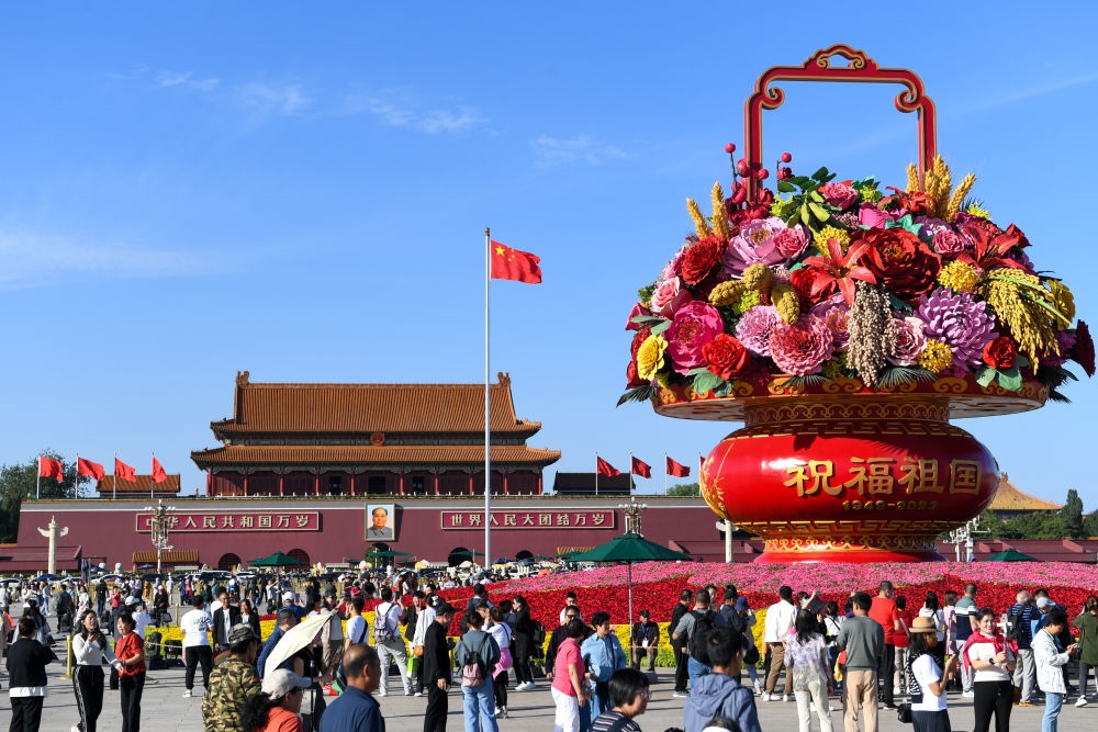 9月27日，市民游客在天安門廣場參觀“祝福祖國”巨型花籃。新華社記者 鞠煥宗 攝