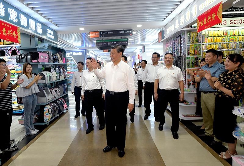 △2023年9月20日，習(xí)近平總書記在浙江義烏國際商貿(mào)城考察時，同商戶親切交流。