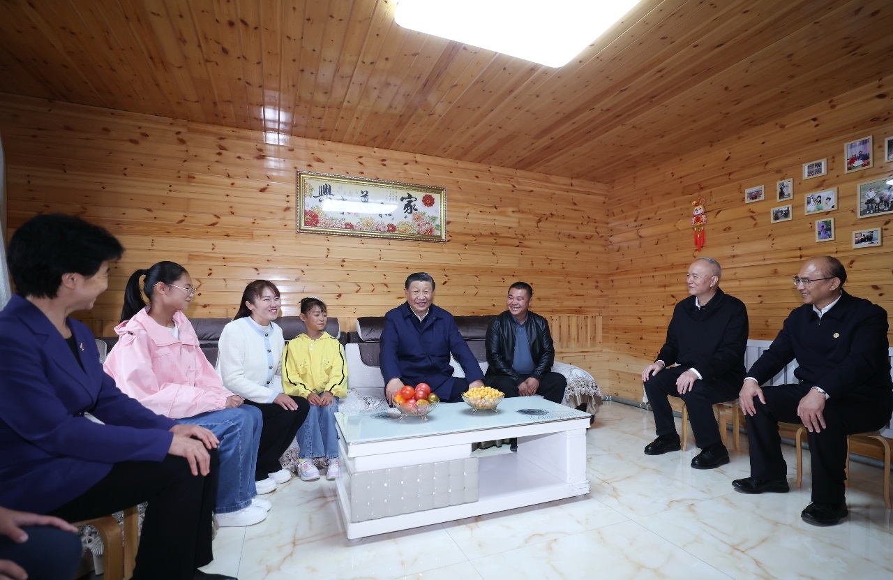 △2023年9月6日，習(xí)近平總書記在大興安嶺地區(qū)漠河市北極村同村民史瑞娟一家親切交談。