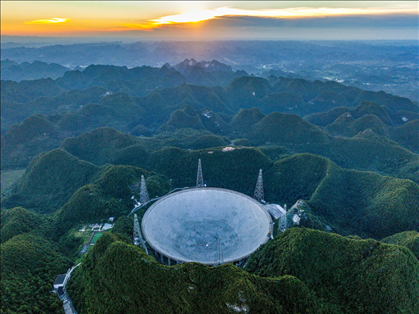 “中國天眼”全景（維護(hù)保養(yǎng)期間拍攝）。新華社記者 歐東衢 攝
