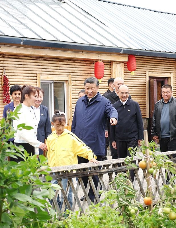 △2023年9月6日，習(xí)近平總書記在黑龍江漠河市北極村村民史瑞娟家的民宿小院考察。