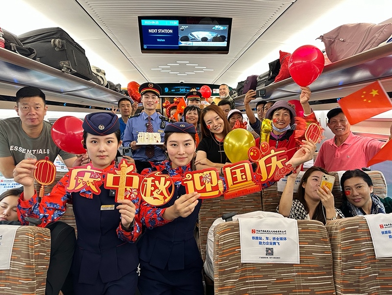 孫柄全與班組人員、旅客共同“慶中秋，迎國慶”。受訪者供圖