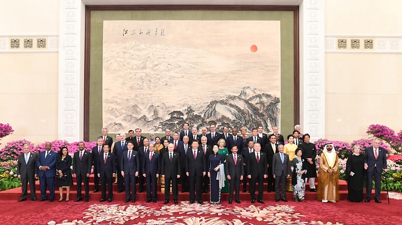 2019年4月26日，習(xí)近平主席和夫人彭麗媛在北京人民大會(huì)堂舉行宴會(huì)，歡迎出席第二屆“一帶一路”國際合作高峰論壇的外方領(lǐng)導(dǎo)人夫婦及嘉賓。這是習(xí)近平和彭麗媛同外方領(lǐng)導(dǎo)人夫婦及嘉賓合影留念。