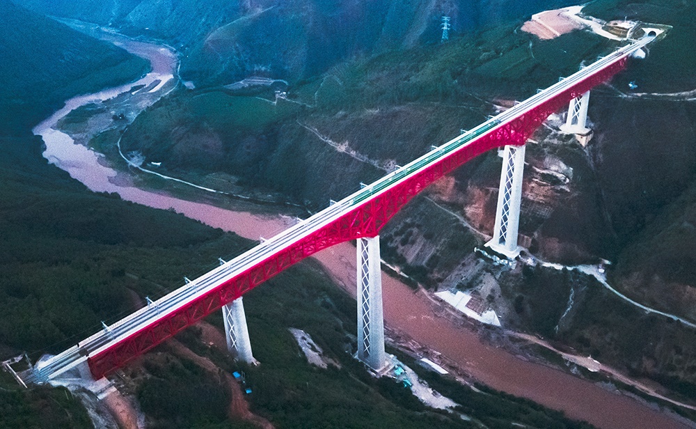 中老鐵路首發(fā)列車駛過中國云南省元江哈尼族彝族傣族自治縣境內(nèi)的元江雙線特大橋（2021年12月3日攝，無人機(jī)照片）。