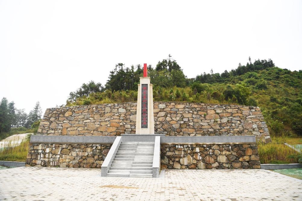這是9月27日拍攝的田鋪大塆后山上的“韓家寨殲滅戰(zhàn)紀(jì)念碑”。新華社記者張浩然攝