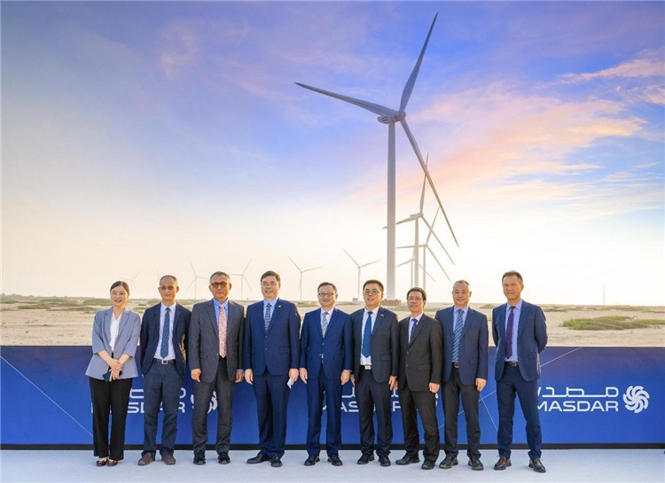 中方建設(shè)者在風(fēng)電場合影。中國電建供圖