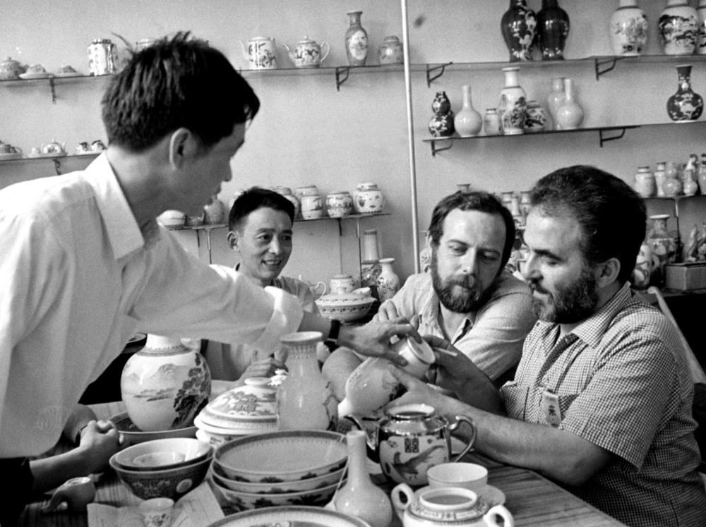 ↑ 在1978年的廣交會上，意大利客商在洽談選購景德鎮(zhèn)瓷器。