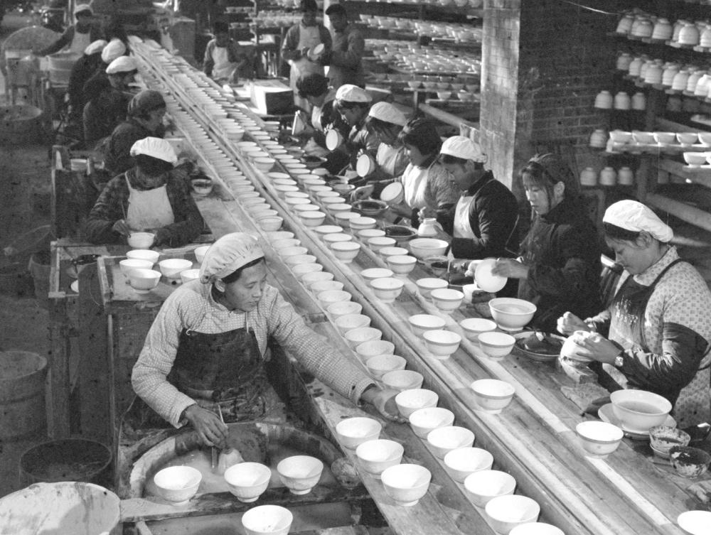 ↑ 1978年，景德鎮(zhèn)為民瓷廠工人生產(chǎn)日用瓷。