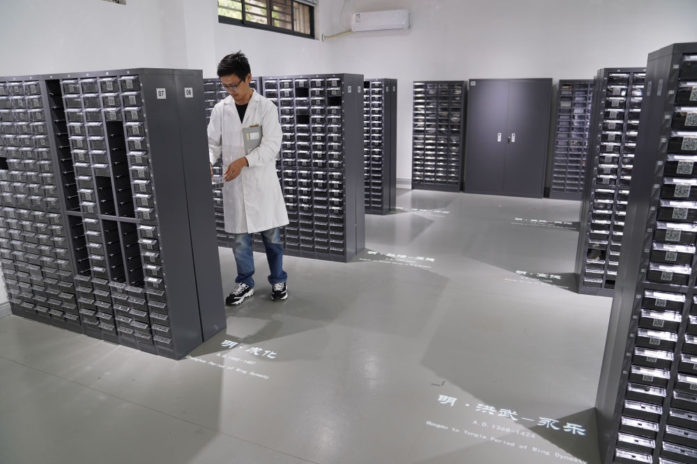 ↑工作人員在古陶瓷基因庫里工作（2023年5月16日攝）。