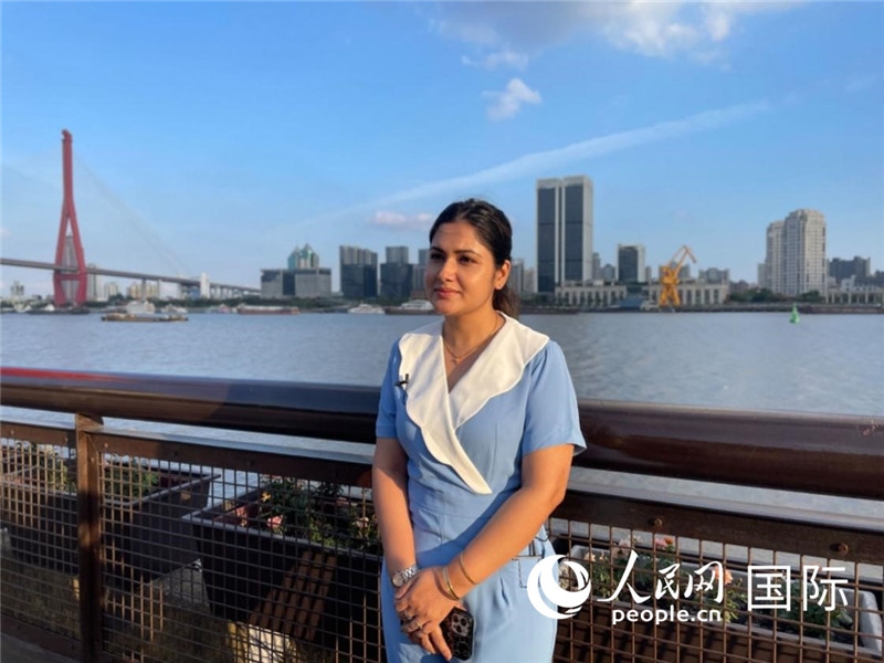 孟加拉國(guó)Channel24電視頻道主持人伊斯拉特·阿敏在上海市楊浦濱江接受采訪。 人民網(wǎng)記者 張榮攝