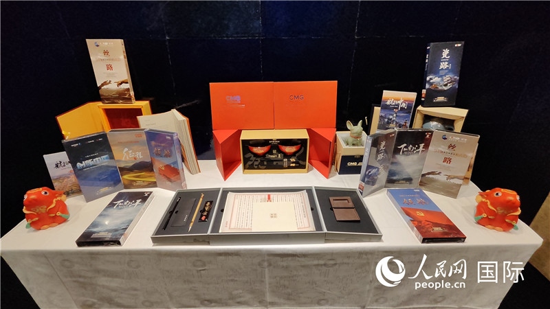 中央廣播電視總臺精品節(jié)目及文創(chuàng)產(chǎn)品展臺。人民網(wǎng) 蔣曉辰攝