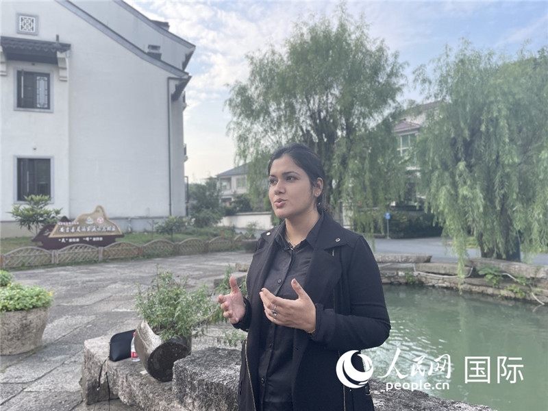 孟加拉國Channel 24電視頻道主持人伊斯拉特·阿敏在安吉接受記者采訪。人民網(wǎng)記者 張榮攝