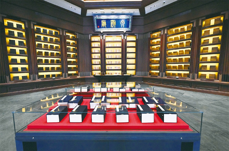 建設(shè)中國(guó)國(guó)家版本館，是以習(xí)近平同志為核心的黨中央作出的重大決策，是文明大國(guó)建設(shè)的基礎(chǔ)工程，是功在當(dāng)代、利在千秋的標(biāo)志性文化工程，充分體現(xiàn)了我們黨傳承發(fā)展中華文化的高度自覺(jué)、汲取歷史智慧更好走向未來(lái)的歷史主動(dòng)。圖為2023年5月拍攝的中國(guó)國(guó)家版本館中央總館文瀚廳。 新華社發(fā)
