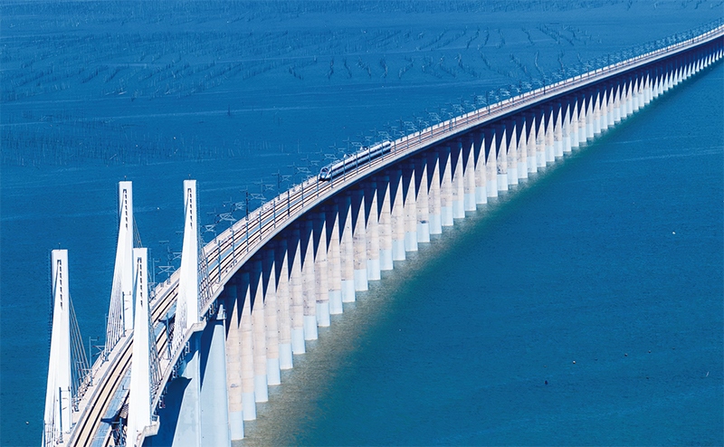 2023年9月28日，中國(guó)首條時(shí)速350公里跨海高鐵——福廈高鐵正式開(kāi)通運(yùn)營(yíng)。圖為一列運(yùn)行試驗(yàn)車(chē)組駛過(guò)福廈高鐵湄洲灣跨海大橋（9月19日攝，無(wú)人機(jī)照片）。 新華社記者 魏培全/攝
