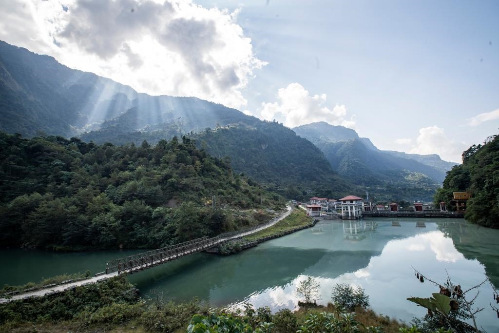 這是2022年11月8日拍攝的尼泊爾上馬相迪A水電站大壩。上馬相迪A水電站位于尼泊爾西部勒姆宗縣，2013年1月開工建設，2017年1月1日投入商業(yè)運營。該水電站投入運營以來，極大緩解了尼泊爾電力緊缺局面。新華社發(fā)（哈里·馬哈爾詹 攝）