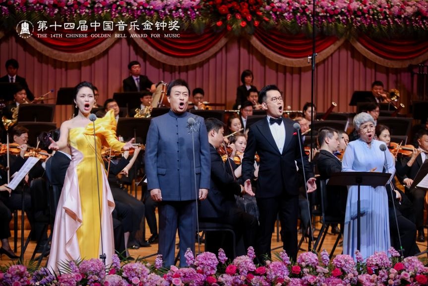 龔爽（左一）、呂繼宏（左二）、石倚潔（右二）、迪里拜爾（右一）四位藝術(shù)家領(lǐng)唱《領(lǐng)航》。主辦方供圖