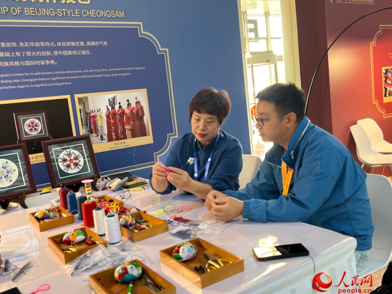 記者在新聞中心非遺傳承人展區(qū)進行體驗。人民網記者 杜燕飛攝