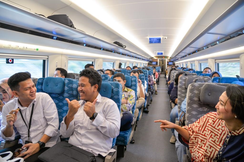 10月17日，乘客在行駛中的雅萬高鐵高速動車組列車車廂內(nèi)交談。