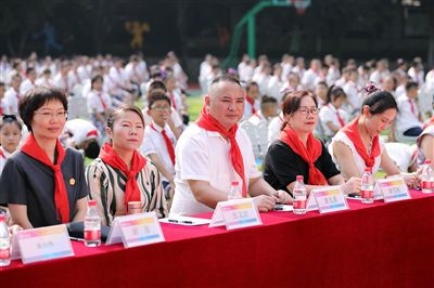 圖②：全國人大代表與朵力小學(xué)學(xué)生一起聽課。