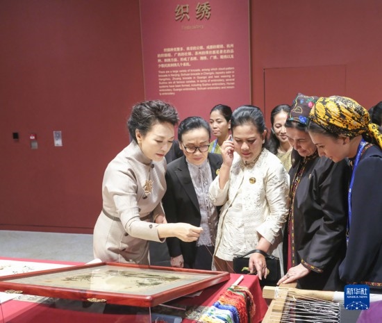  10月18日上午，國家主席習(xí)近平夫人彭麗媛邀請出席第三屆“一帶一路”國際合作高峰論壇的外方領(lǐng)導(dǎo)人夫人參觀中國工藝美術(shù)館（中國非物質(zhì)文化遺產(chǎn)館）。這是彭麗媛同外方領(lǐng)導(dǎo)人夫人觀看刺繡。新華社記者 殷博古 攝