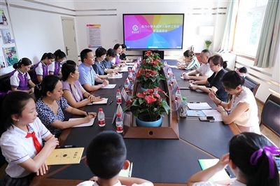 圖⑤：法治宣講結(jié)束后，重慶五中院組織召開座談會，聽取人大代表和朵力小學(xué)教師、家長代表對法院未成年人保護工作的意見建議。