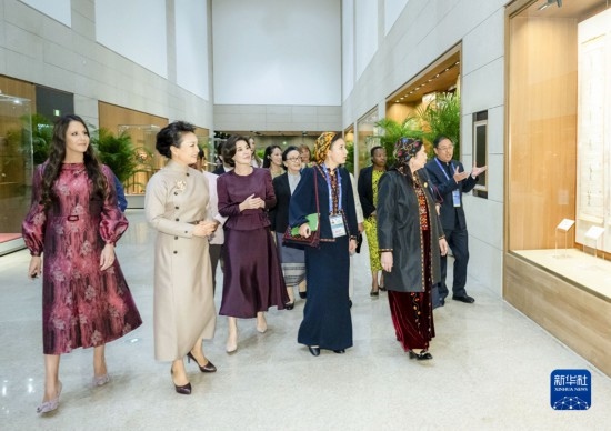  10月18日上午，國家主席習(xí)近平夫人彭麗媛邀請出席第三屆“一帶一路”國際合作高峰論壇的外方領(lǐng)導(dǎo)人夫人參觀中國工藝美術(shù)館（中國非物質(zhì)文化遺產(chǎn)館）。這是彭麗媛同外方領(lǐng)導(dǎo)人夫人聽取中華戲曲文化介紹。新華社記者 翟健嵐 攝