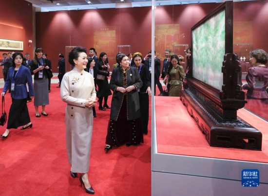  10月18日上午，國家主席習(xí)近平夫人彭麗媛邀請出席第三屆“一帶一路”國際合作高峰論壇的外方領(lǐng)導(dǎo)人夫人參觀中國工藝美術(shù)館（中國非物質(zhì)文化遺產(chǎn)館）。這是彭麗媛同外方領(lǐng)導(dǎo)人夫人參觀展品。新華社記者 丁林 攝