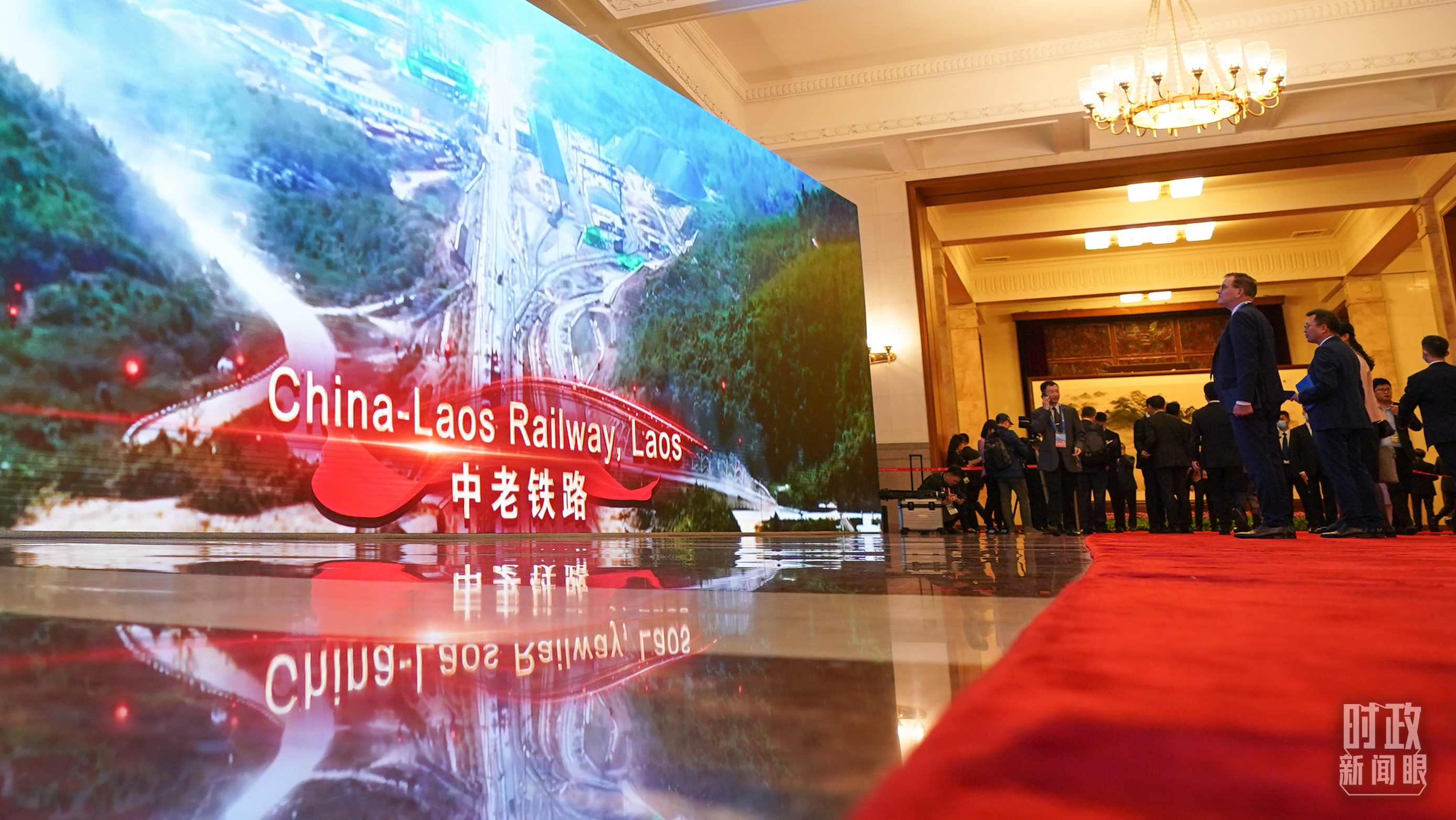 △人民大會(huì)堂，參會(huì)人員駐足了解“一帶一路”標(biāo)志性項(xiàng)目。（總臺(tái)國(guó)廣記者李晉拍攝）