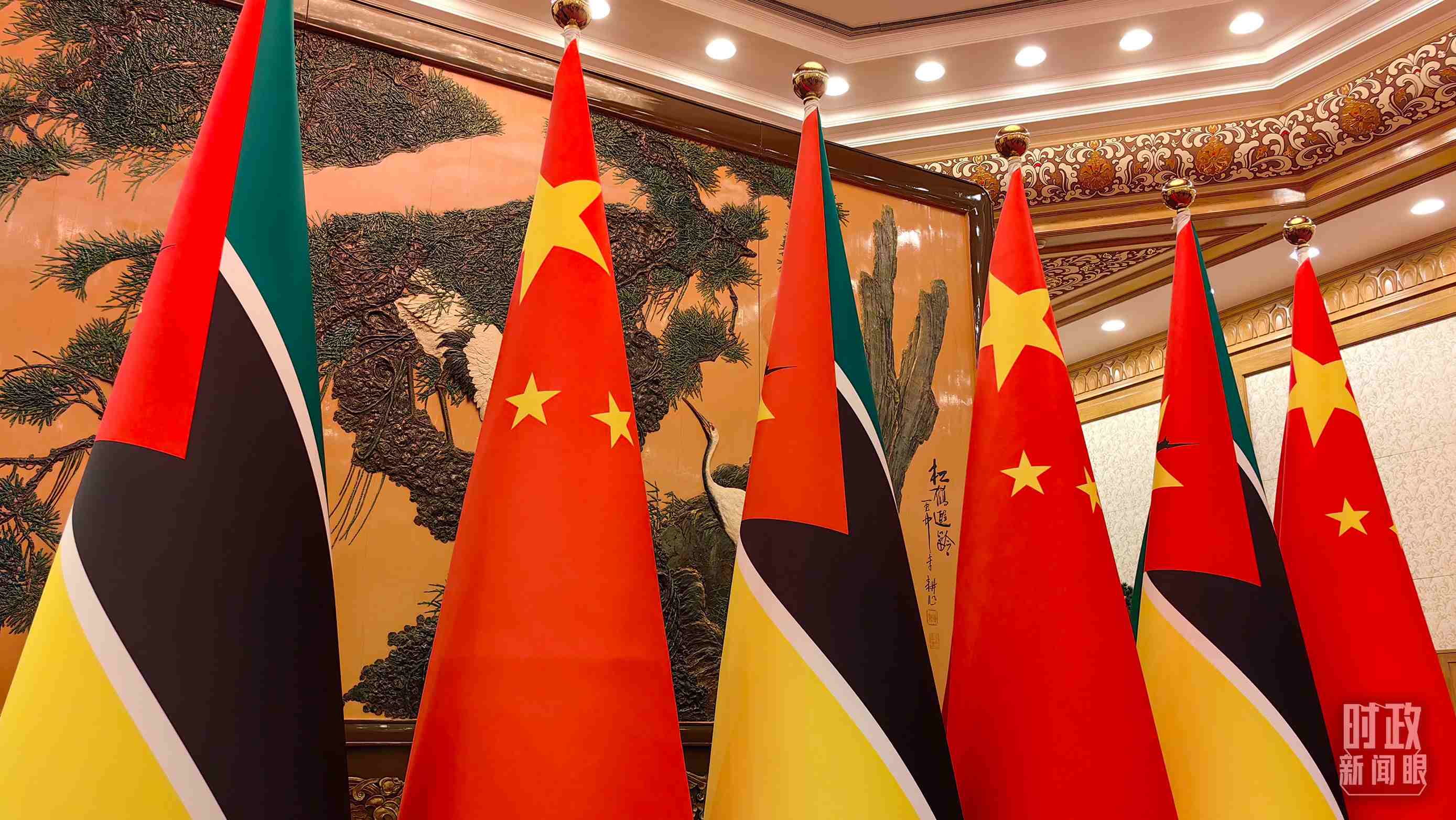 △會(huì)見(jiàn)現(xiàn)場(chǎng)，中國(guó)、莫桑比克兩國(guó)國(guó)旗。（總臺(tái)央廣記者潘毅拍攝）