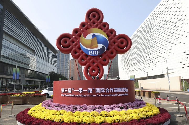 這是在北京國家會(huì)議中心附近拍攝的“一帶一路”國際合作高峰論壇景觀布置（10月17日攝）。新華社記者 陳斌 攝