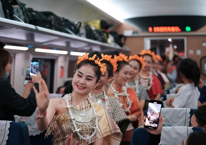 老撾工作人員在中老鐵路上開行的D887次國際旅客列車上表演（4月13日攝）。新華社記者 邢廣利 攝