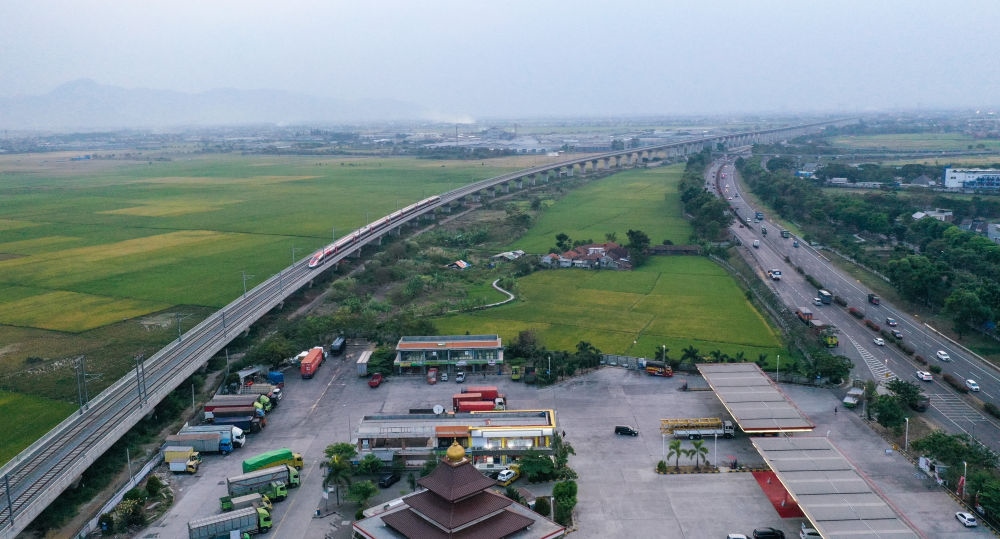 這是在印度尼西亞萬隆拍攝的一列行駛中的雅萬高鐵高速動車組列車（2023年10月17日攝，無人機(jī)照片）。新華社記者 徐欽 攝