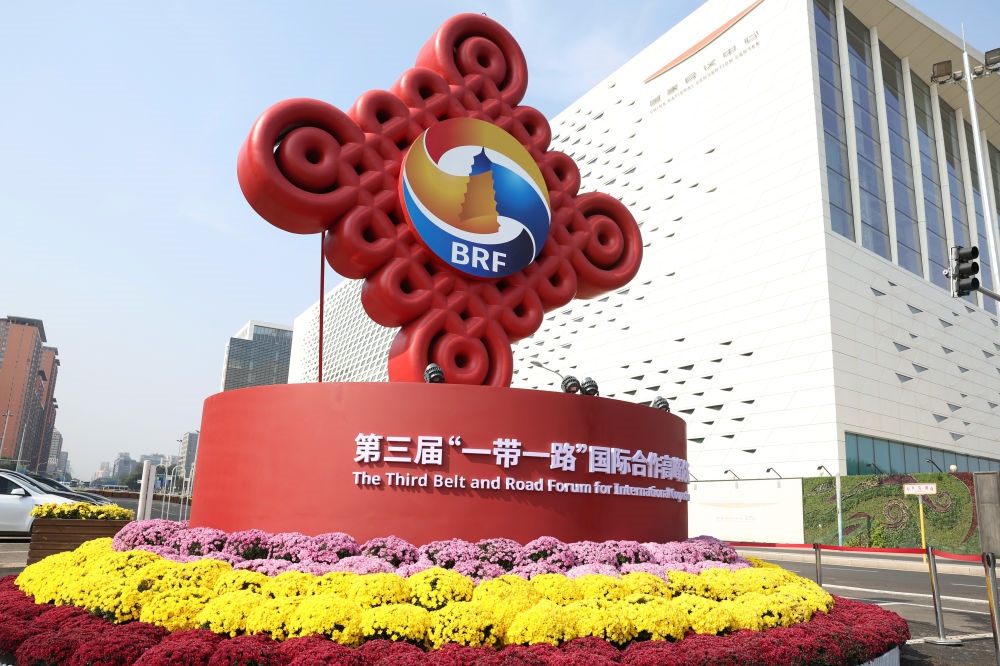 這是在北京國家會議中心附近拍攝的“一帶一路”國際合作高峰論壇景觀布置（2023年10月17日攝）。新華社記者 陳斌 攝