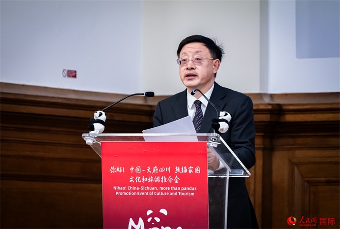 四川省文化和旅游廳廳長戴允康作文化旅游推介。人民網(wǎng) 郭錦標(biāo)攝