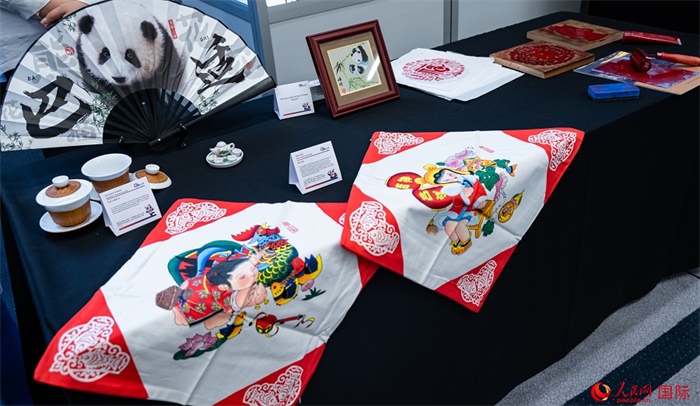 活動(dòng)現(xiàn)場的現(xiàn)場文創(chuàng)展、互動(dòng)體驗(yàn)區(qū)、非遺區(qū)展示。人民網(wǎng) 郭錦標(biāo)攝
