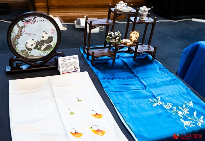 活動(dòng)現(xiàn)場的現(xiàn)場文創(chuàng)展、互動(dòng)體驗(yàn)區(qū)、非遺區(qū)展示。人民網(wǎng) 郭錦標(biāo)攝