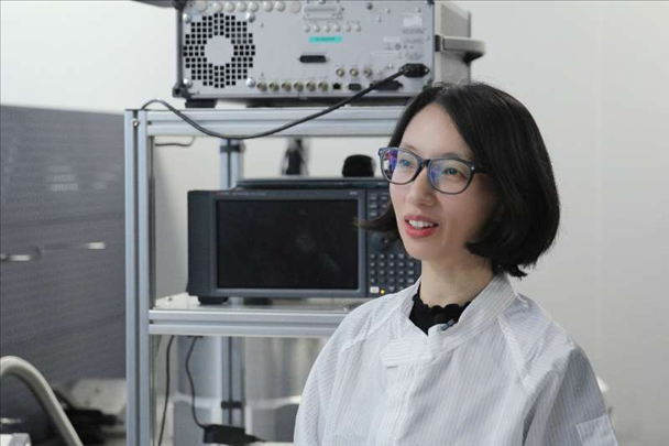 李婧在中國科學院紫金山天文臺毫米波和亞毫米波技術實驗室。（受訪者供圖）