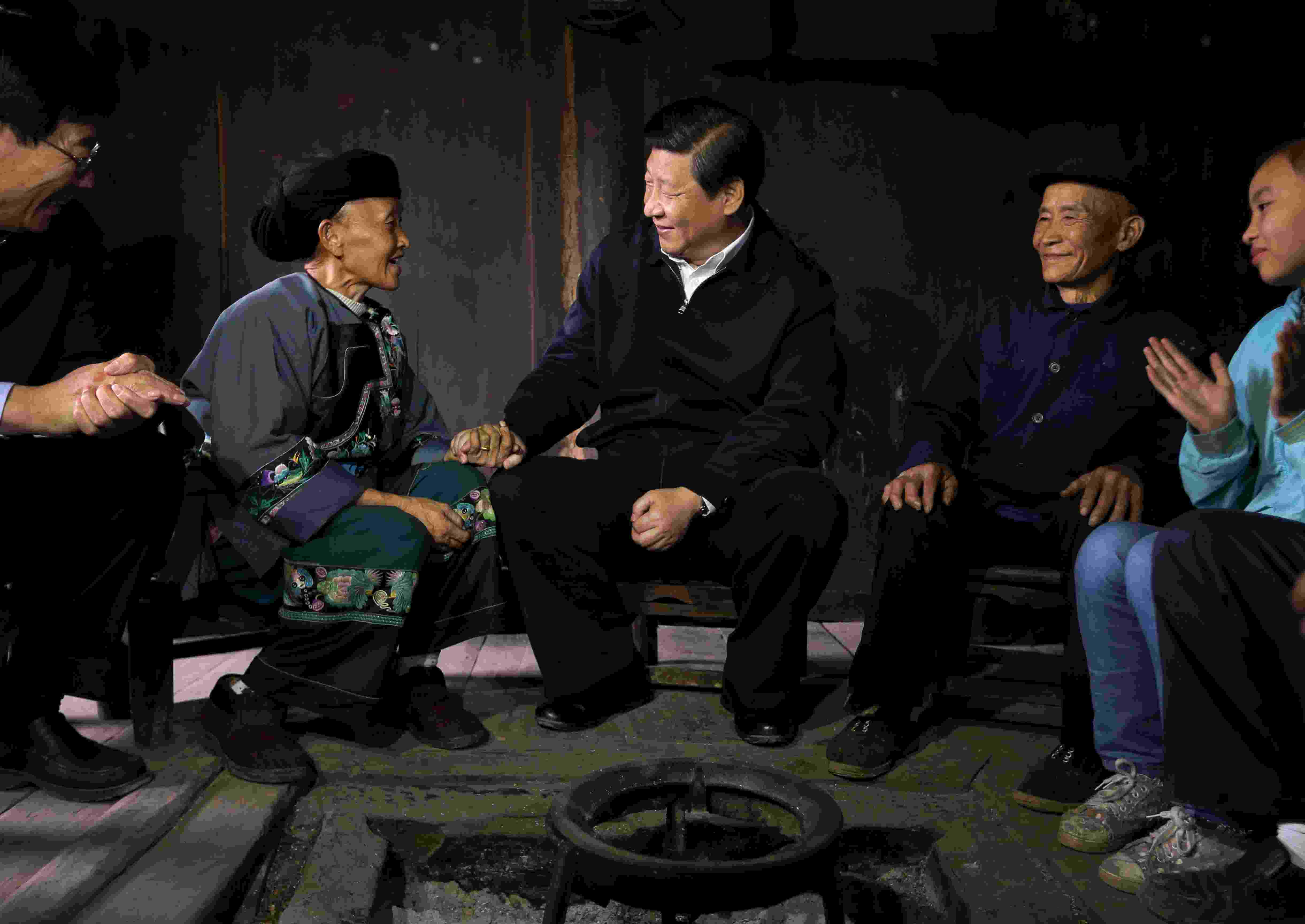 2013年11月3日，習(xí)近平在湖南花垣縣十八洞村，與石拔三老人握手交談。