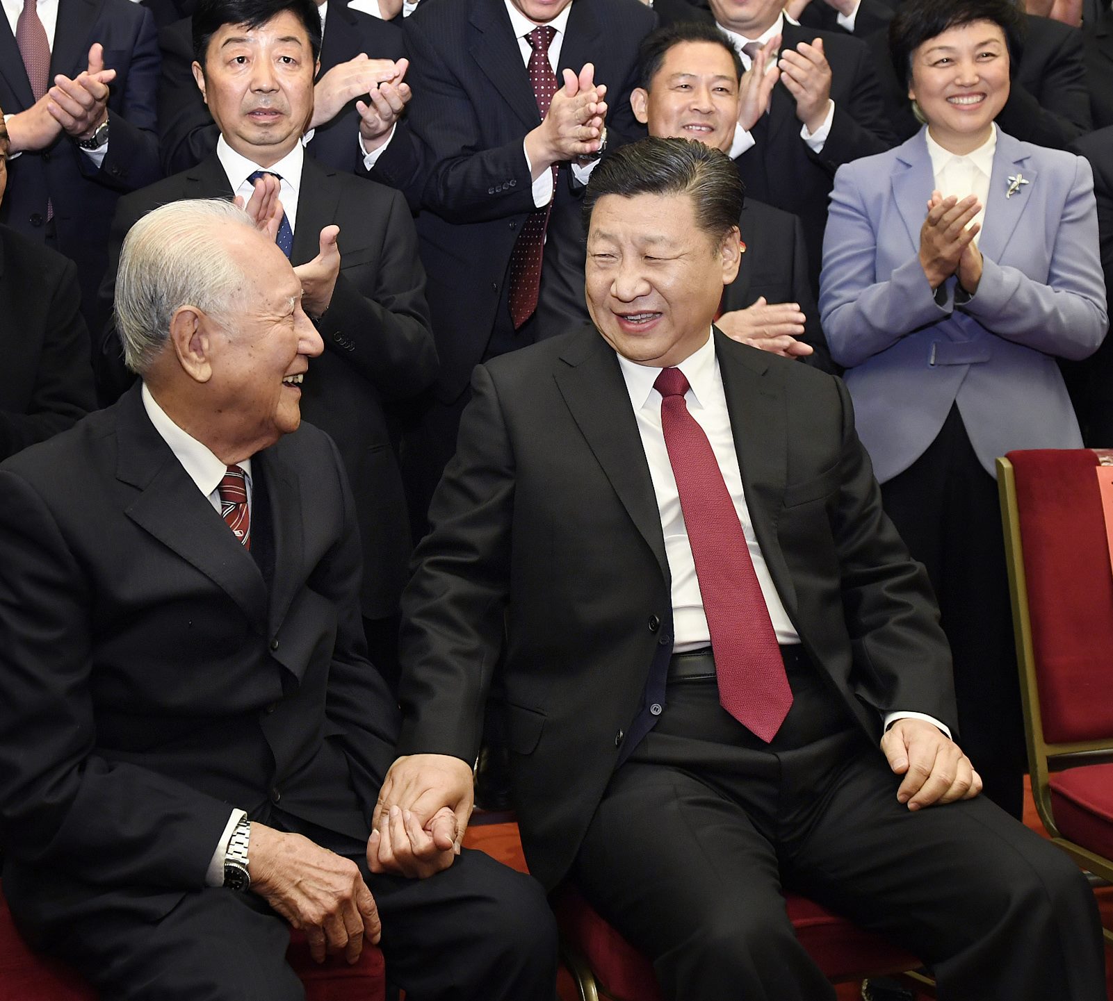 2017年11月17日，全國精神文明建設(shè)表彰大會在北京人民大會堂舉行。圖為習(xí)近平邀請黃旭華代表坐在自己身邊合影。