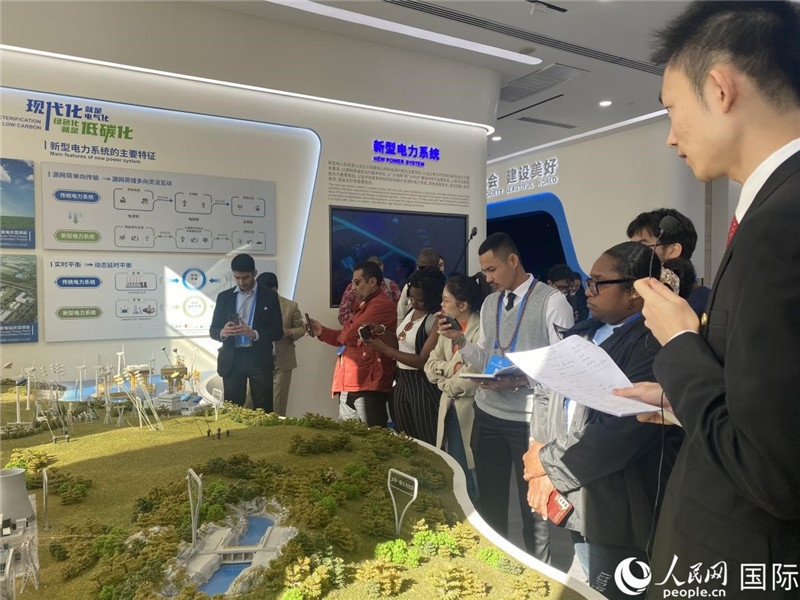 2023“一帶一路”媒體合作論壇聯(lián)合采訪團參訪中國能建。人民網(wǎng)記者 于洋攝
