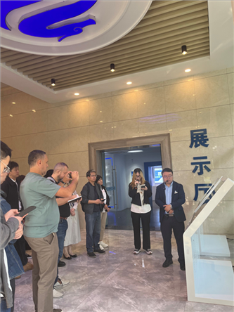 （在文瀾智谷中試產(chǎn)業(yè)基地，中外記者深入了解科技轉(zhuǎn)化情況 趙橙涔攝）
