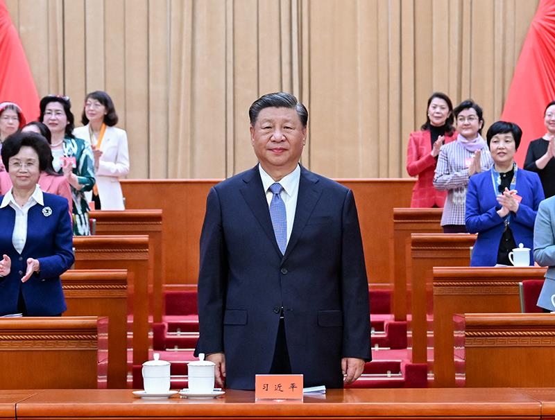 △2023年10月23日，中國(guó)婦女第十三次全國(guó)代表大會(huì)在北京人民大會(huì)堂開幕。這是習(xí)近平總書記在主席臺(tái)向與會(huì)代表致意。
